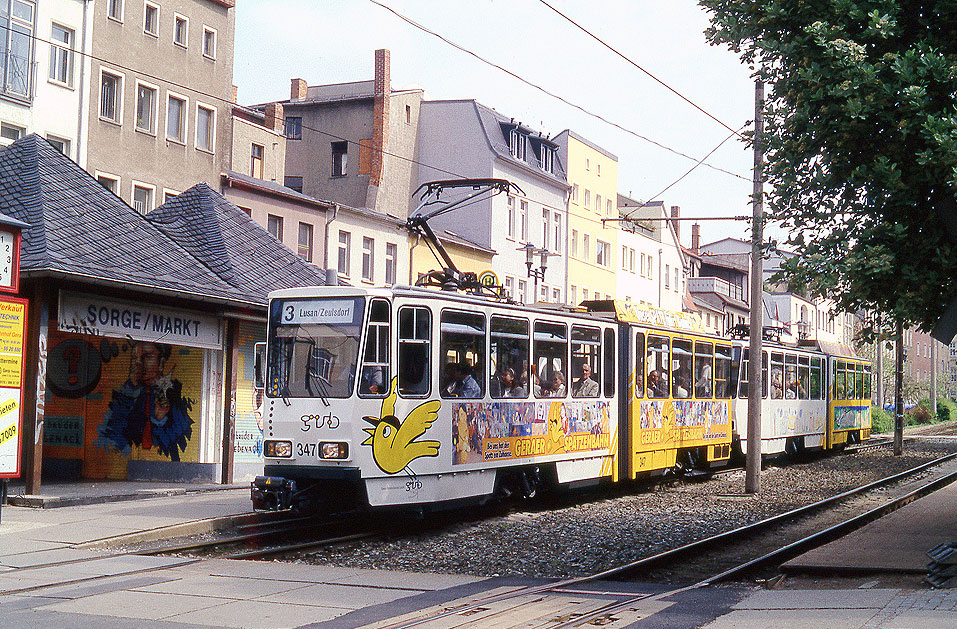 Die Straßenbahn in Gera an der Haltestelle Sorge / Markt