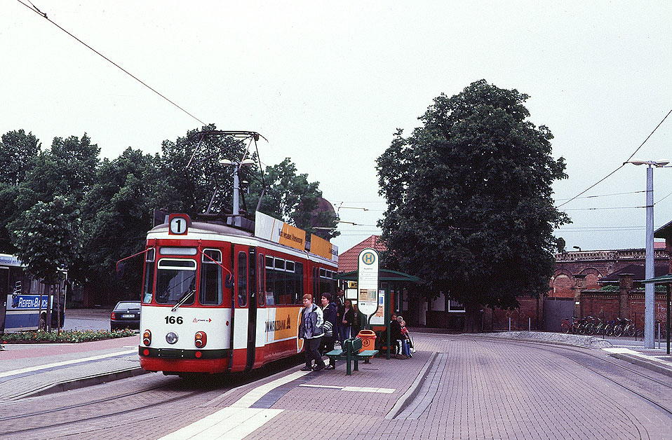 Die Straßenbahn in Halberstadt an der Haltestelle Bahnhof