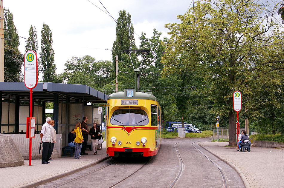 Die Straßenbahn in Karlsruhe an der Haltestelle Kühler Krug