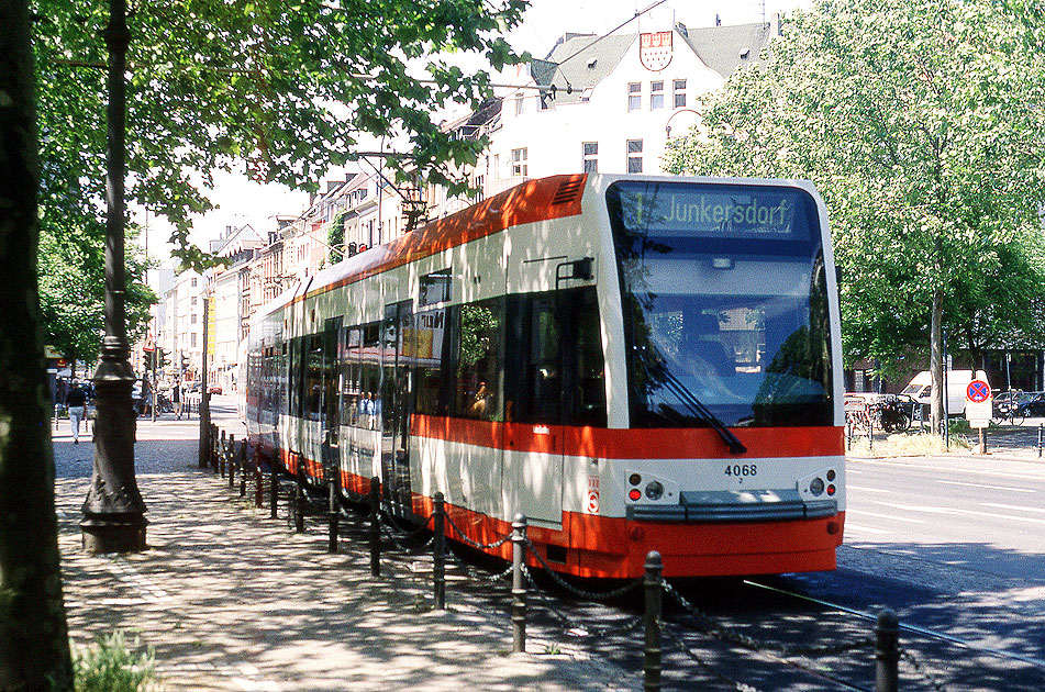 Die Straßenbahn in Köln an der Haltestelle Neumarkt