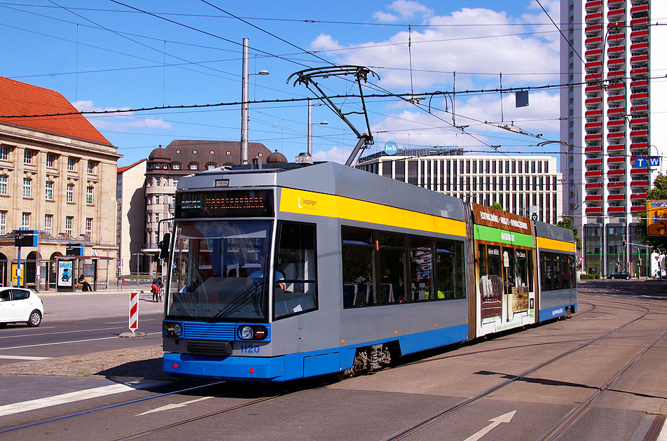 Die Straßenbahn in Leipzig an der Haltestelle Hauptbahnhof