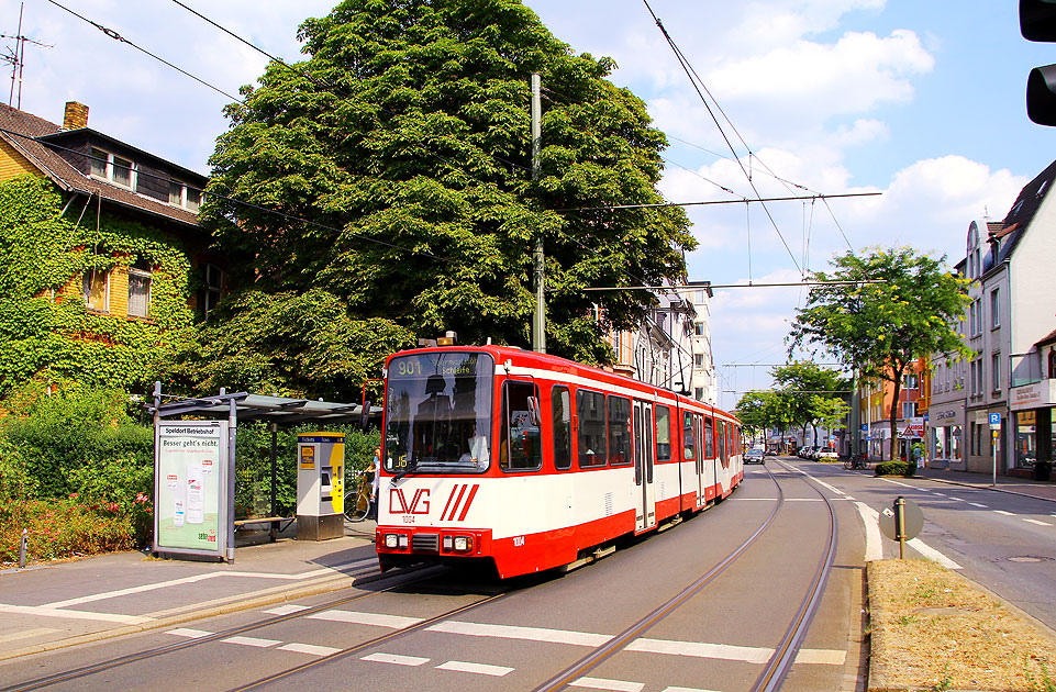 Die Straßenbahn in Duisburg an der Haltestelle Mülheim Speldorf Betriebshof
