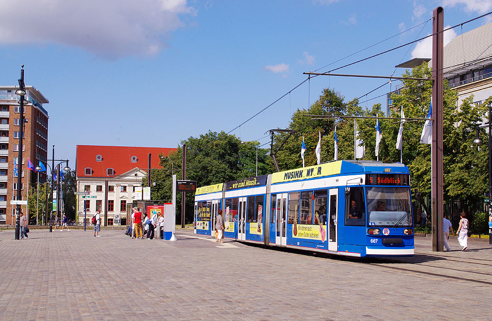 Die Straßenbahn in Rostock an der Haltestelle Neuer Markt