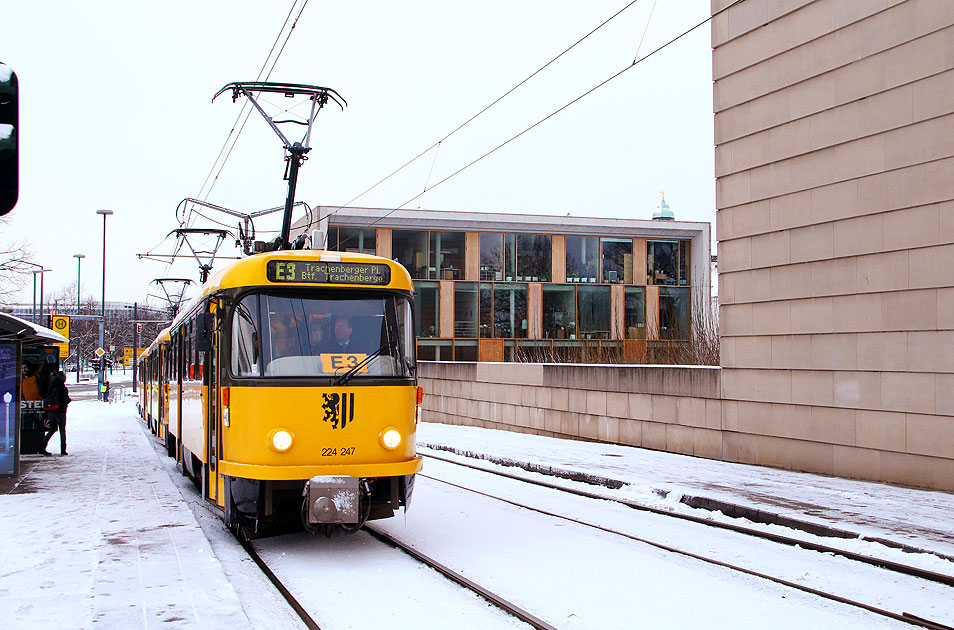 Tatra Straßenbahn an der Haltestelle Synagoge