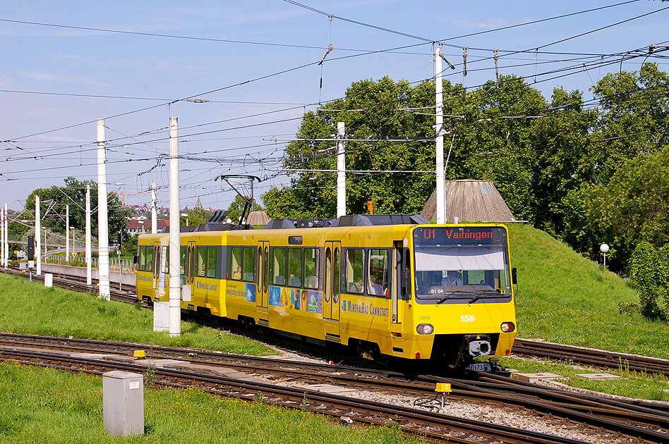 Die U-Bahn (Staddtbahn oder Straßenbahn) in Stuttgart an der Haltestelle Mineralbäder