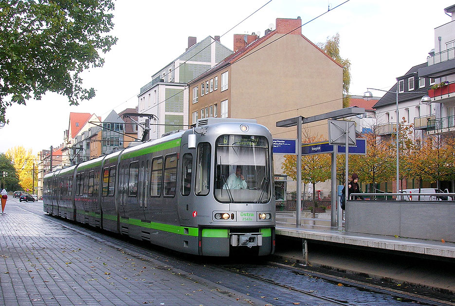 Straßenbahn Hannover - Üstra Tw 2000 - Haltestelle Stangriede