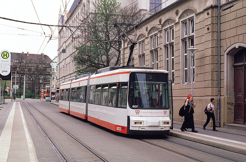 Die Straßenbahn in Zwickau an der Haltestelle Neumarkt - Foto: Lars Brüggemann