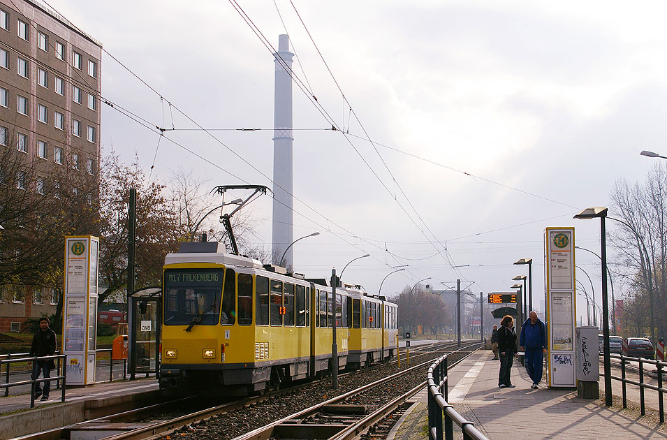 Straßenbahn Berlin Haltestelle Allee der Kosmonauten