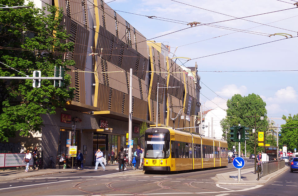 Die Haltestelle Bautzner- / Rothenburger Straße der Straßenbahn in Dresden