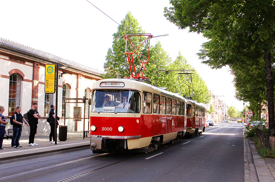 Die Straßenbbahn in Dresden an der Haltestelle Betriebshof Trachenberge