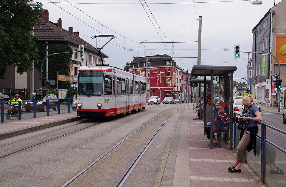 Straßenbahn Bochum an der Haltestelle Altenbochum Kirche
