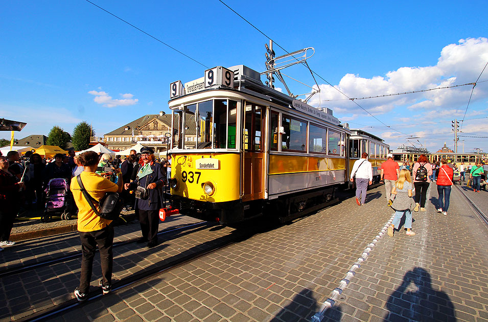 Der Museumswagen 937 der Straßenbahn in Dresden auf dem Theaterplatz