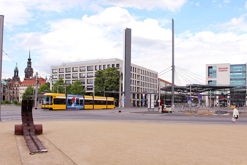 Der Postplatz in Dresden mit dem Panzerkettendenkmal für den Streik und die versuchte Revolution am 17. Juni 1953