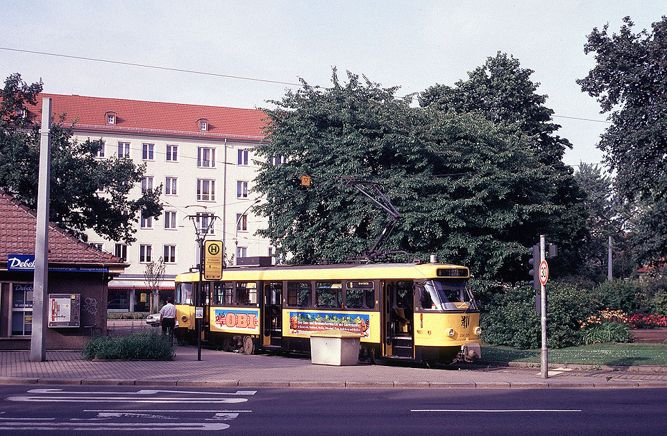 Die Straßenbahn in Dresden an der Haltestelle Südvorstadt