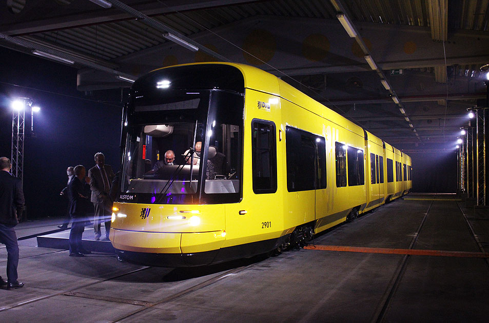 Der NGTDXDD der Straßenbahn in Dresden im Betriebshof Gorbitz