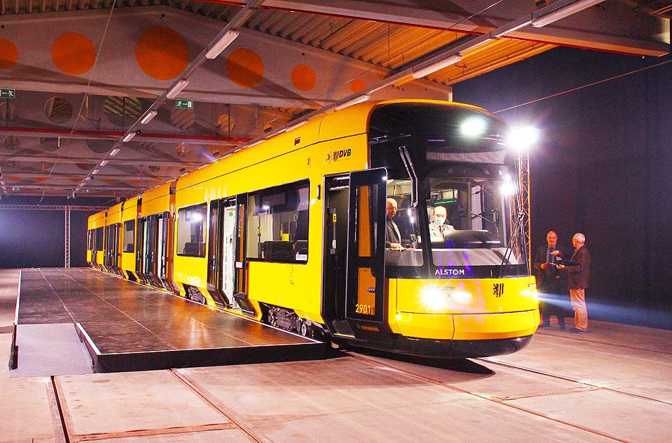 Der NGT DX DD die neue Straßenbahn für Dresden bei seiner Vorstellung im Betriebshof Gorbitz