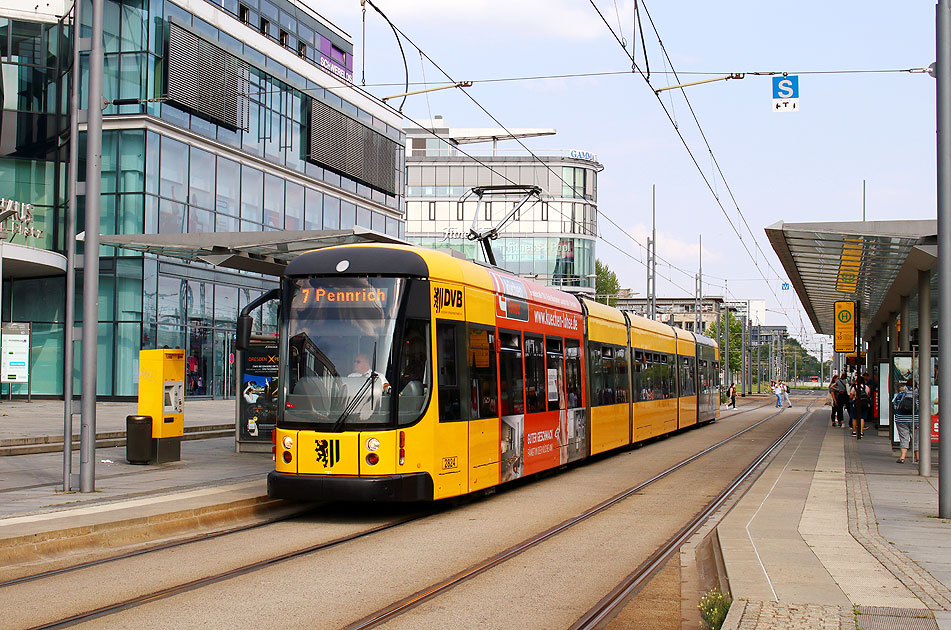 Die Straßenbahn in Dresden an der Haltestelle Hauptbahnhof - ein NGTD12DD