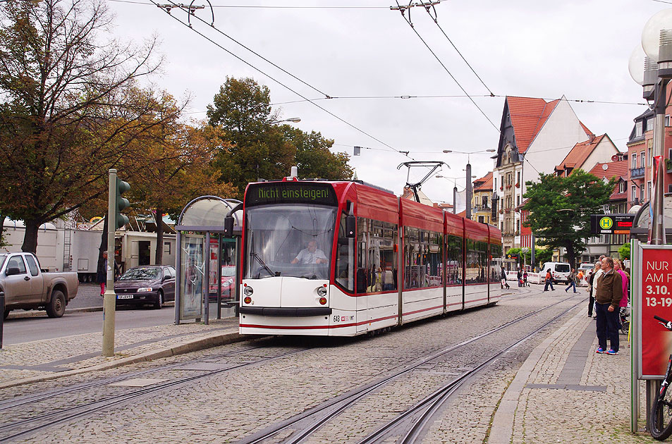 Die Straßenbahn in Erfurt an der Haltestelle Domplatz