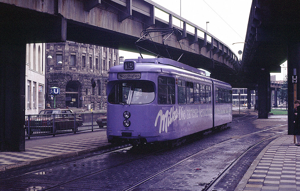 Die Straßenbahn in Hannover an der Haltestelle Aegidentorplatz