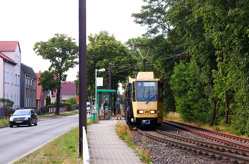 Die Schöneiche-Rüdersdorfer Straßenbahn an der Haltestelle Alt Rüdersdorf