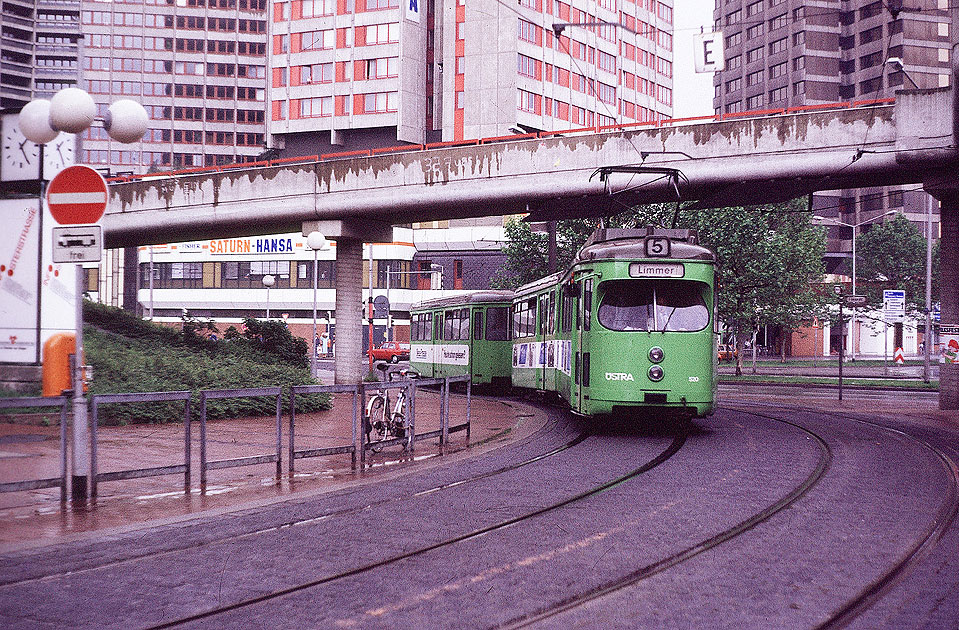 Die Straßenbahn in Hannover an der Haltestelle Am Küchengarten