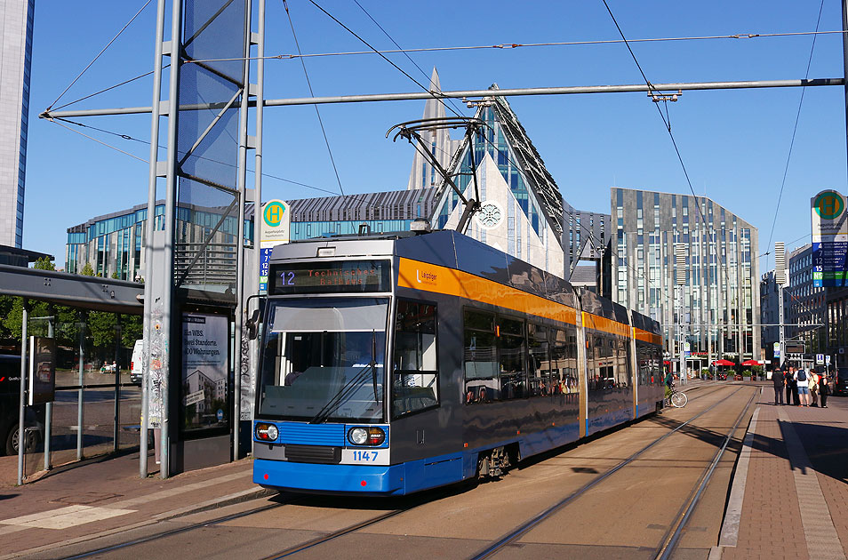 Die Straßenbahn in Leipzig an der Haltestelle Augustplatz