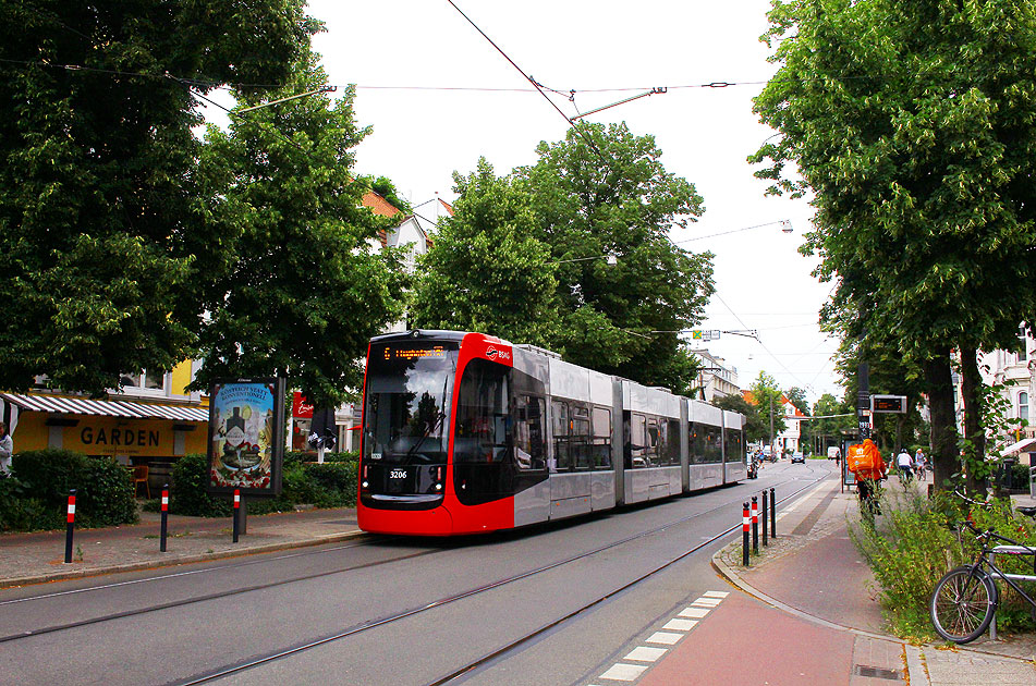 Die Straßenbahn in Bremen an der Haltestelle Brahmsstraße - das Nordlicht