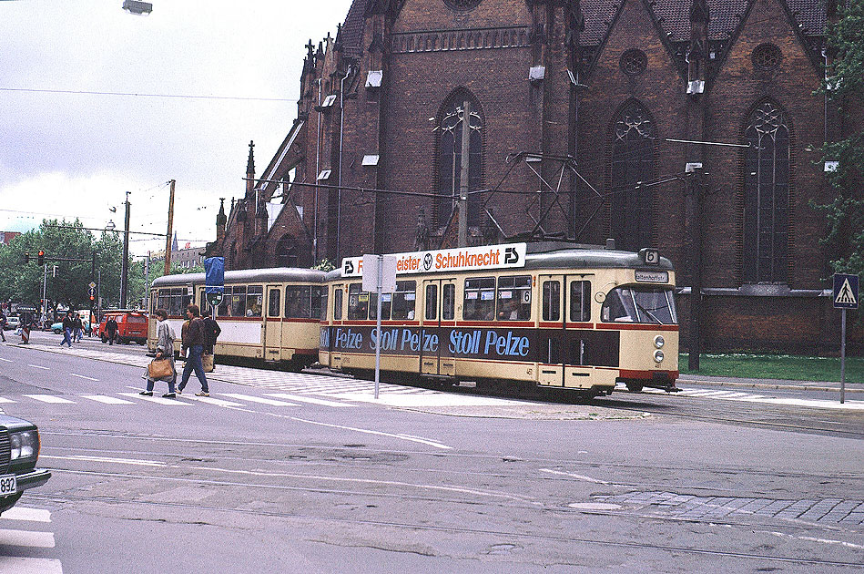 Die Straßenbahn in Hannover an der Haltestelle Christuskirche