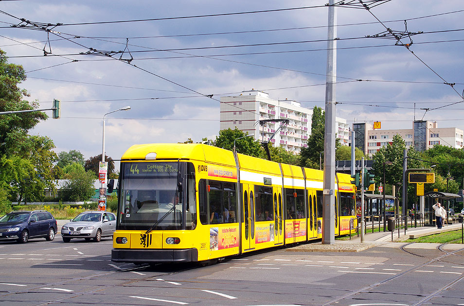 Die Straßenbahn in Dresden an der Haltestelle Straßburger Platz - vormals Fucikplatz und Stübelplatz