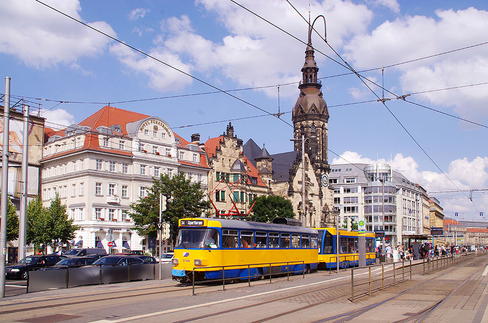 Eine Tatra Straßenbahn in Leipzig an der Haltestelle 