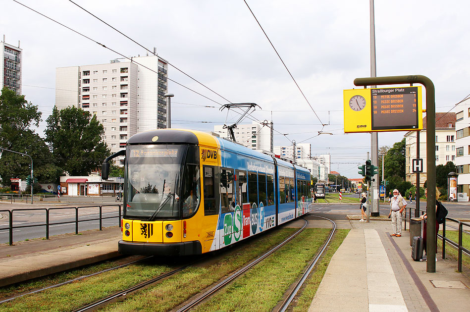 Die Straßenbahn in Dresden an der Haltestelle Straßburger Platz vormals Fucikplatz