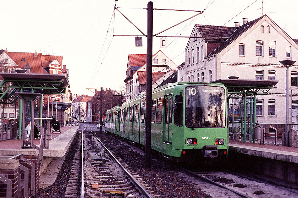 Die Straßenbahn in Hannover an der Haltestelle Limmer Schleuse - Brunnenstraße