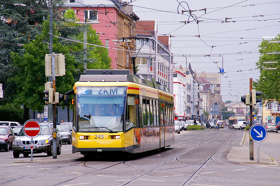 Die Straßenbahn in Karlsruhe an der Haltestelle Mathystraße