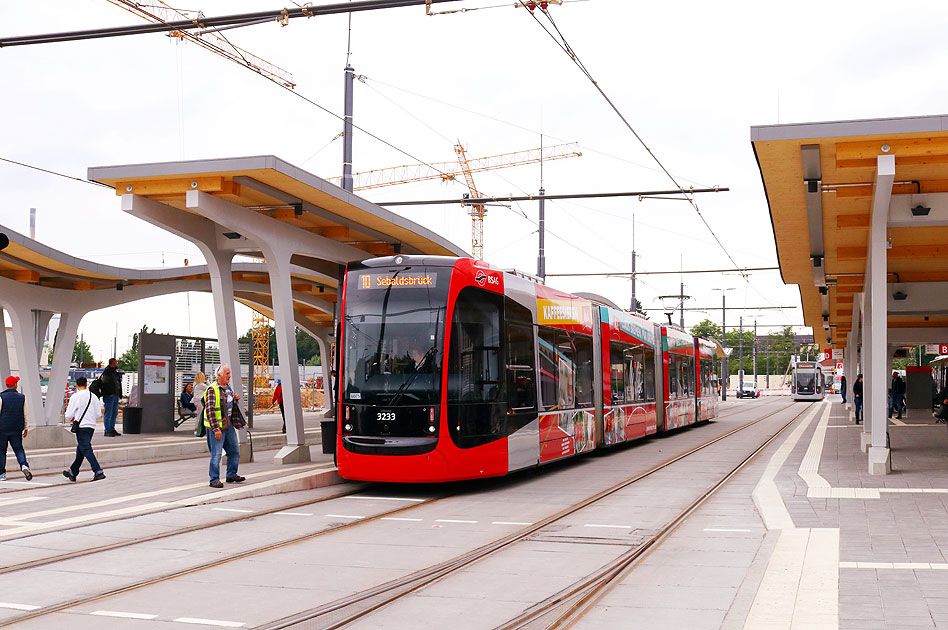 Die Straßenbahn in Bremen an der Haltestelle Gröpelingen