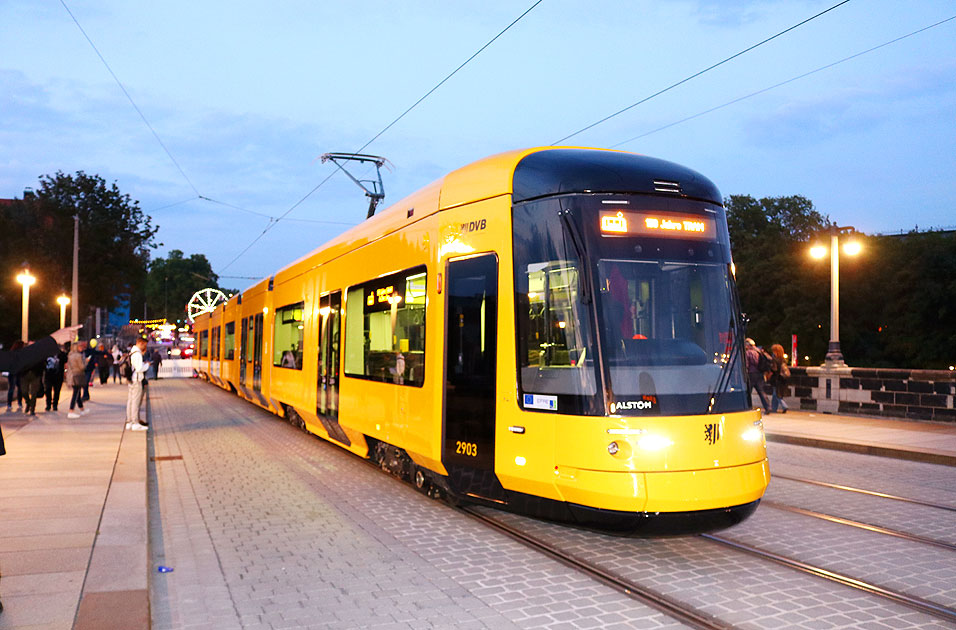 Der DVB 2903 auf der Augustusbrücke in Dresden