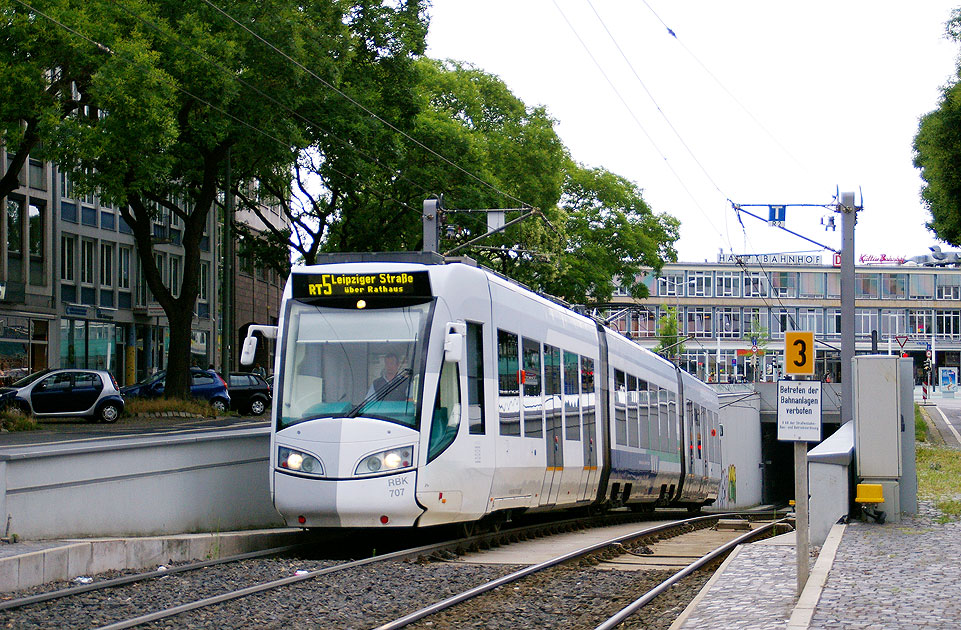 Die Regiotram in Kassel am Hauptbahnhof beim Wechsel ins Straßenbahnnetz