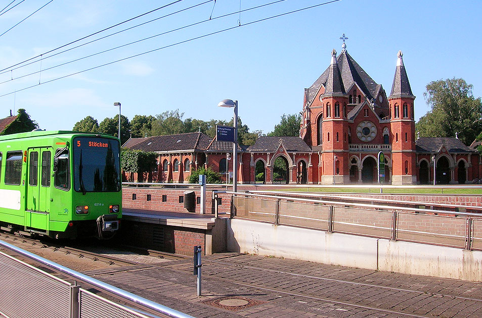 Die Straßenbahn in Hannover an der Haltestelle Stöcken Friedhof