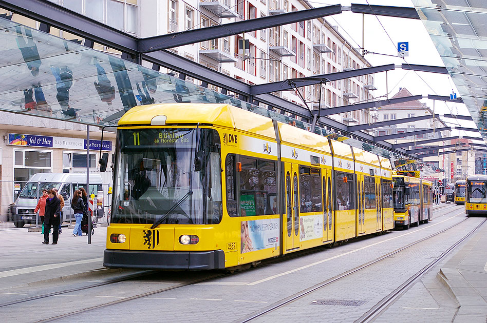 Die Straßenbahn in Dresden an der Haltestelle Postplatz