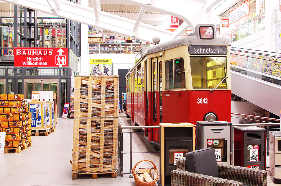 Die Straßenbahn in Hamburg - Ein V6E - im Bauhaus Lokstedt - Betriebshof Lokstedt - Nedderfeld