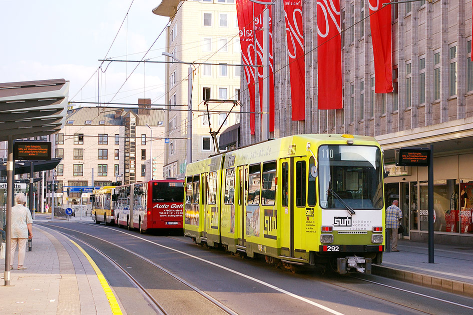 Die Straßenbahn in Mülheim an der Haltestelle Stadtmitte
