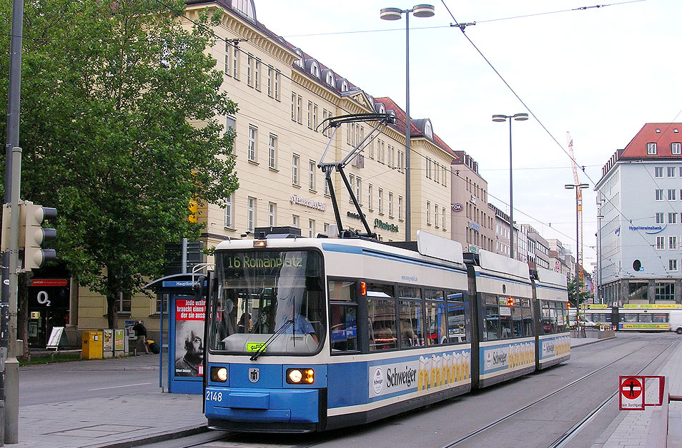 Die Straßenbahn in München an der Haltestelle Hauptbahnhof