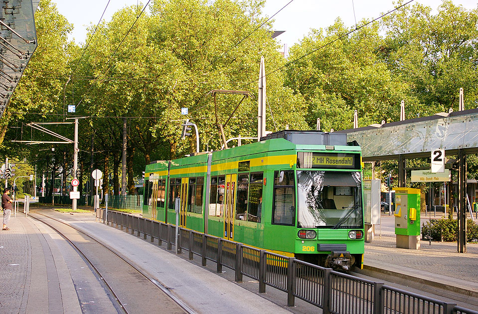 Straßenbahn Oberhausen - Haltestelle Oberhausen Hbf - ein DUEWAG NF6D