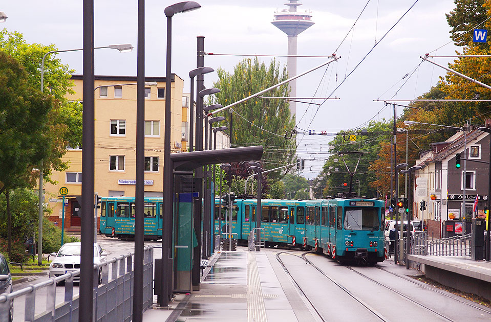 Die U-Bahn in Frankfurt am Main an der Haltestelle Haltestelle Marbachweg / Sozialzentrum