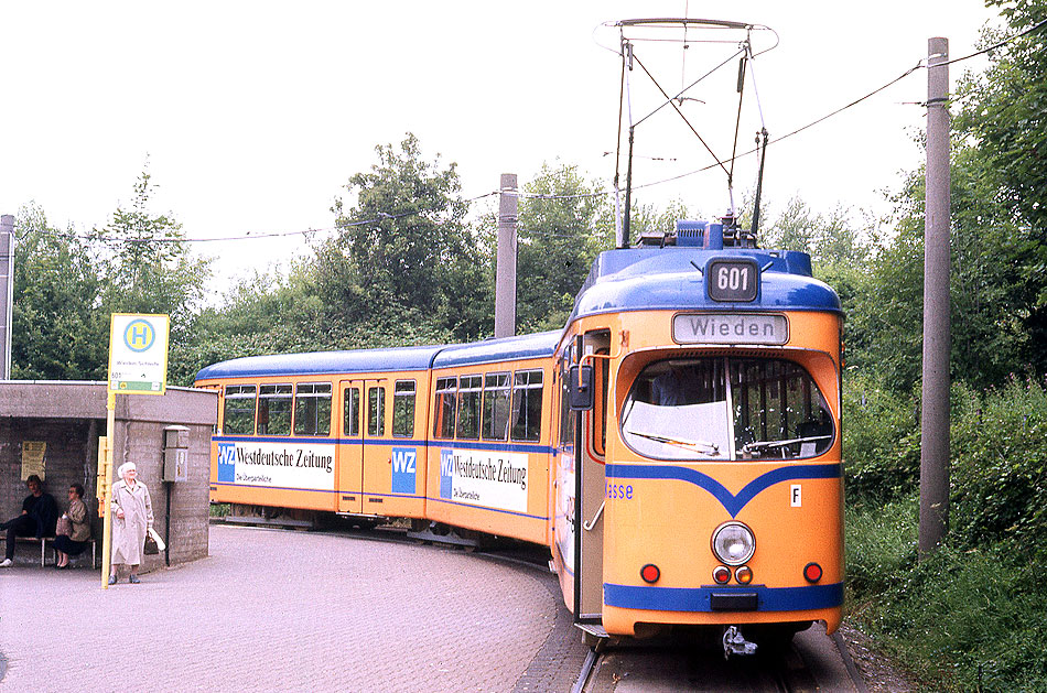 Die Straßenbahn in Wuppertal an der Endhaltestelle Wieden Schleife