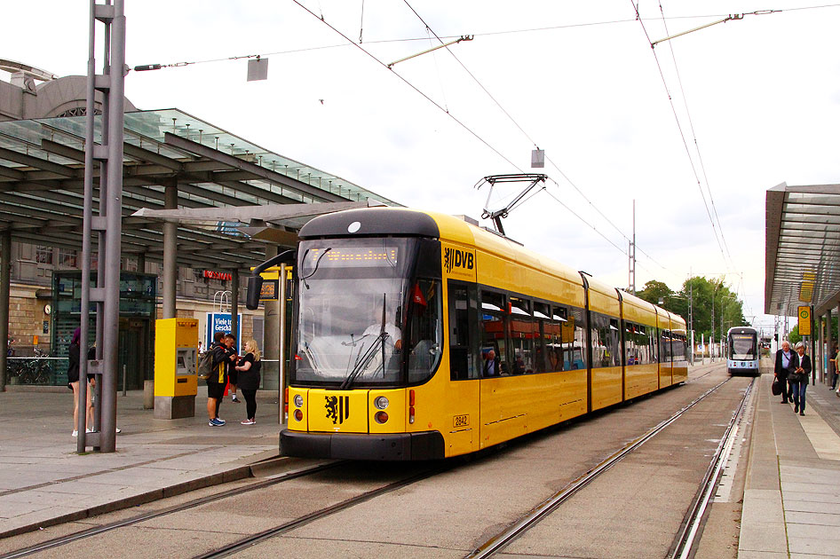 Die Straßenbahn in Dresden an der Haltestelle Hauptbahnhof