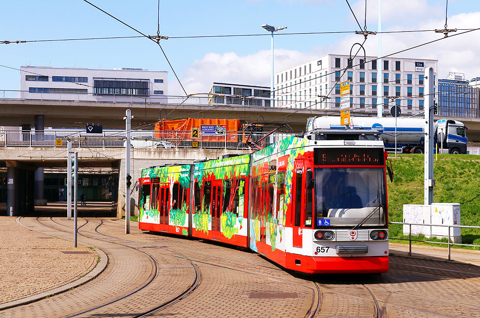 Die Straßenbahn in Halle an der Haltestelle Hauptbahnhof