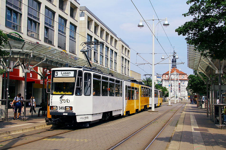 Die Straßenbahn in Gera an der Haltestelle Heinrichstraße