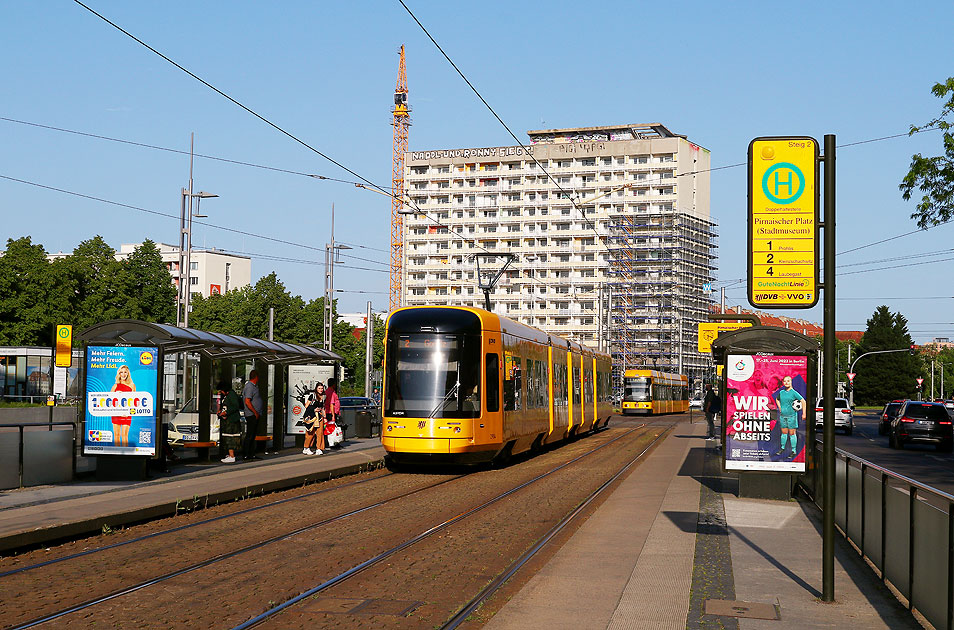 Die Straßenbahn in Dresden an der Haltestelle Pirnaischer Platz