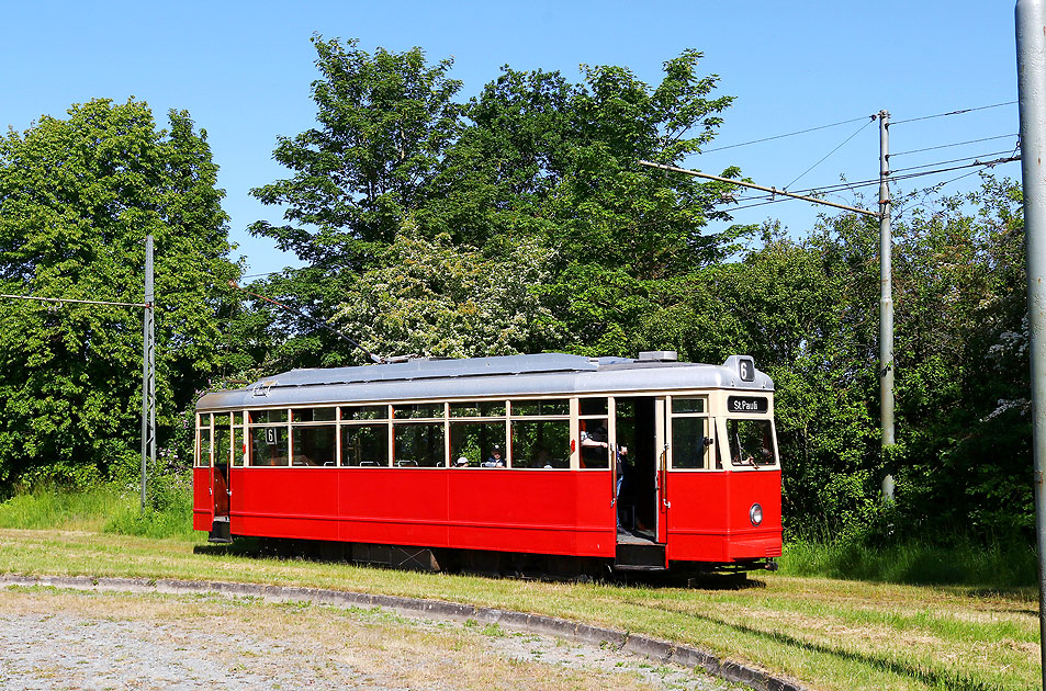 Der Hochbahn Straßenbahnwagen 2970 ein V3 am Schönberger Strand beim VVM - Am Hochrad fuhr mal die Straßenbahn