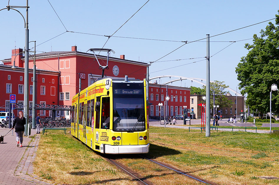 Die Straßenbahn in Dessau vor dem Hauptbahnhof